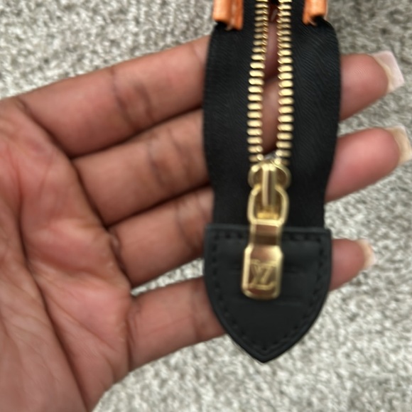 Louis Vuitton pouch - Picture 3 of 3